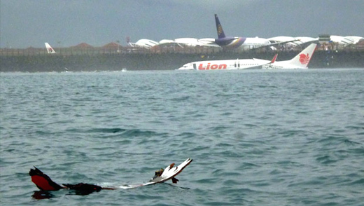 Bali-Lion Air lands in sea-02